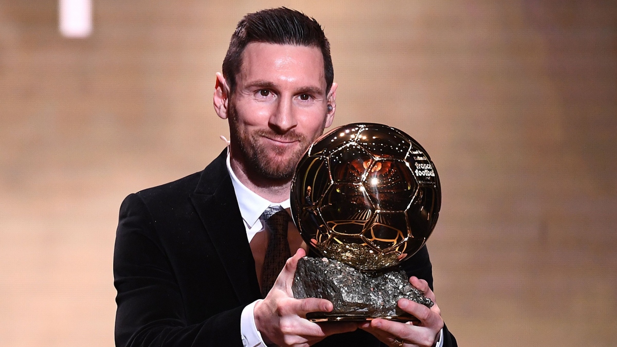 Không phải Cầu thủ hay nhất mùa của UEFA, Messi có xứng đáng giành QBV?